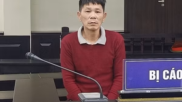 Gã nghiện đốt nhà vợ cũ, 5 người may mắn thoát nạn