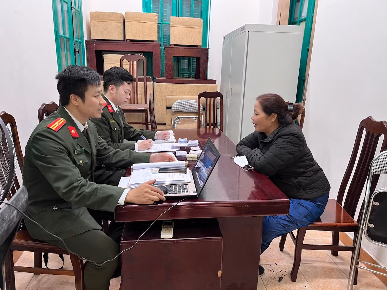 Bắt 3 đối tượng có hành vi mua bán tem vé giả cước phí đường bộ -0