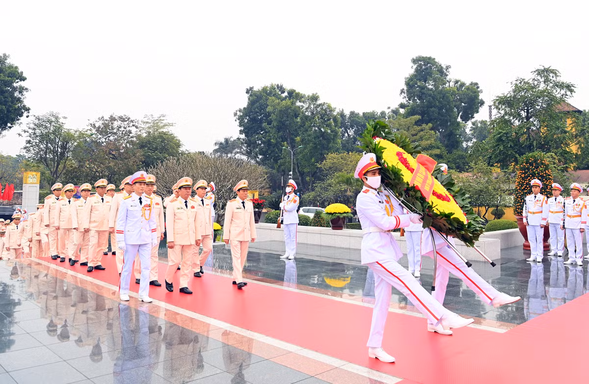 Đảng ủy Công an Trung ương, Bộ Công an vào Lăng viếng Chủ tịch Hồ Chí Minh -0