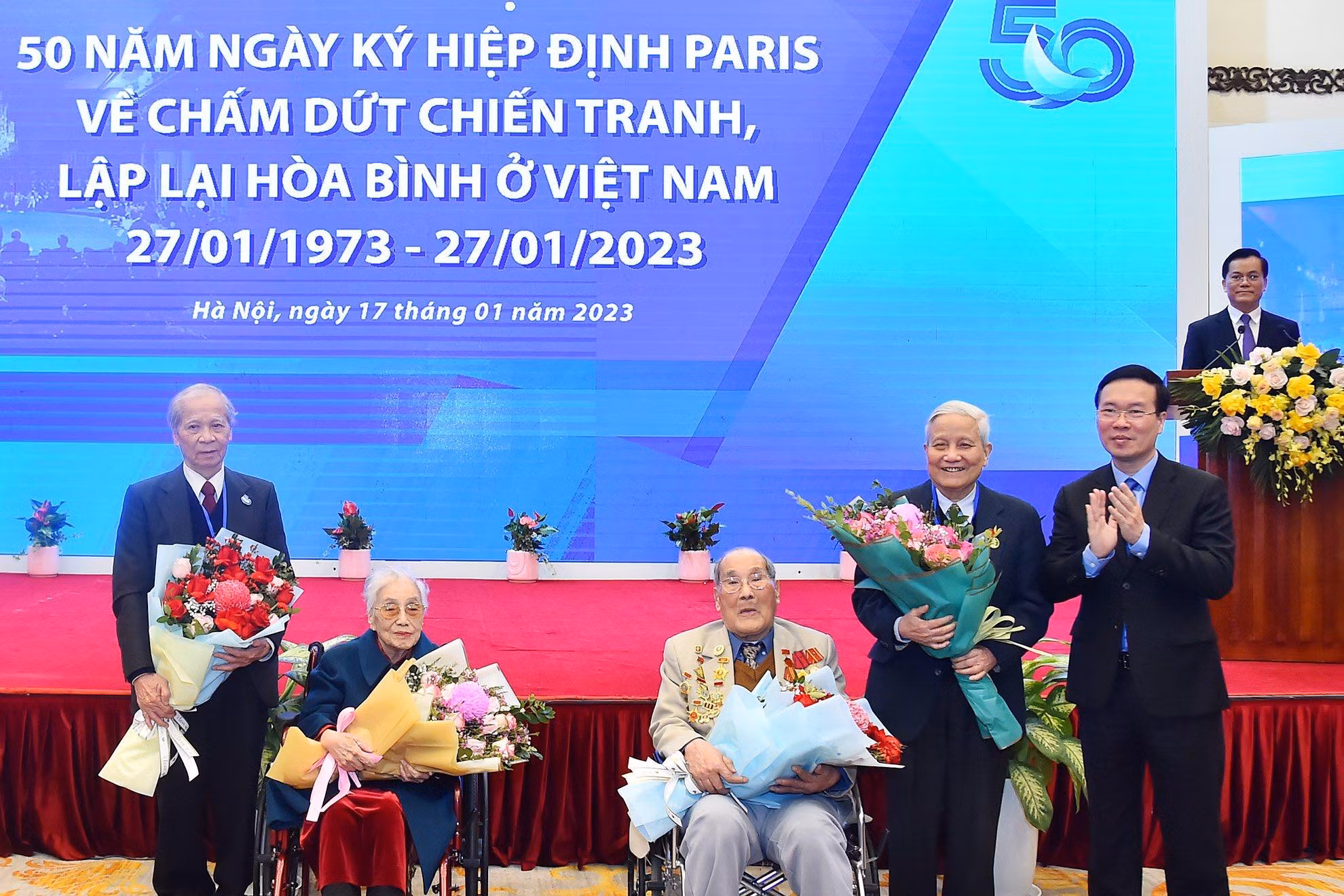 Thay mặt lãnh đạo Đảng, Nhà nước, Thường trực Ban Bí thư Võ Văn Thưởng đã tặng hoa 4 thành viên đoàn đàm phán có mặt tại sự kiện gồm (từ trái sang phải): nguyên Vụ trưởng, nguyên cán bộ phiên dịch của đoàn đàm phán Việt Nam Dân chủ Cộng hòa Phạm Ngạc; nguyên Phó Chủ tịch nước Nguyễn Thị Bình; nguyên Vụ trưởng, nguyên thành viên đoàn đàm phán Việt Nam Dân chủ Cộng hòa Huỳnh Văn Trình; nguyên Trưởng ban Văn hóa Tư tưởng Trung ương, nguyên Tổng Biên tập báo Nhân dân và Tạp chí Cộng sản, nguyên thành viên đoàn đàm phán của Mặt trận Dân tộc Giải phóng miền Nam Việt Nam Hà Đăng.
