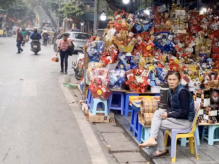 Thị trường hàng Tết: Người cười nụ, kẻ khóc thầm -0