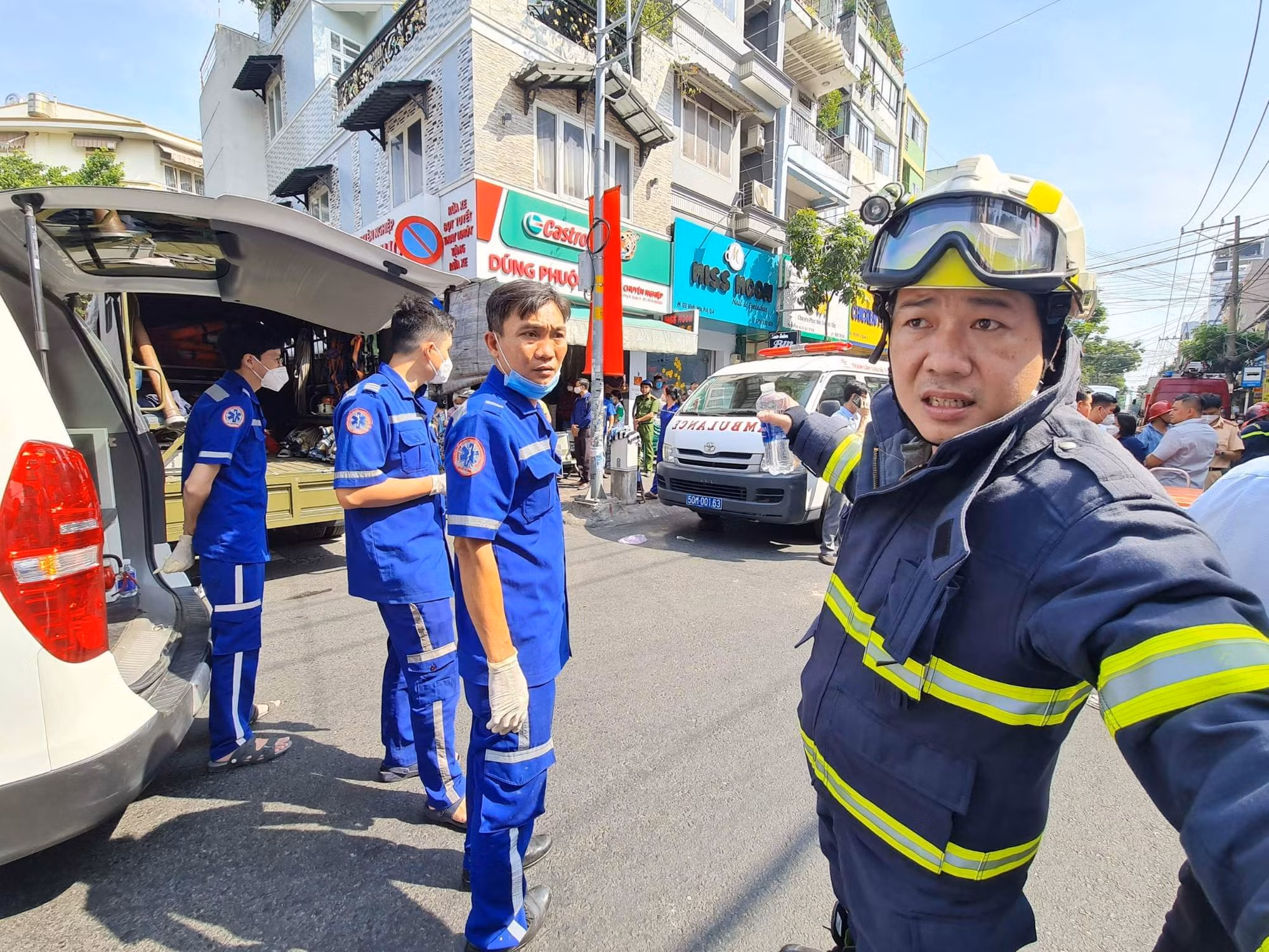 Sập trần nhà của hàng tiện lợi làm 1 người tử vong -0