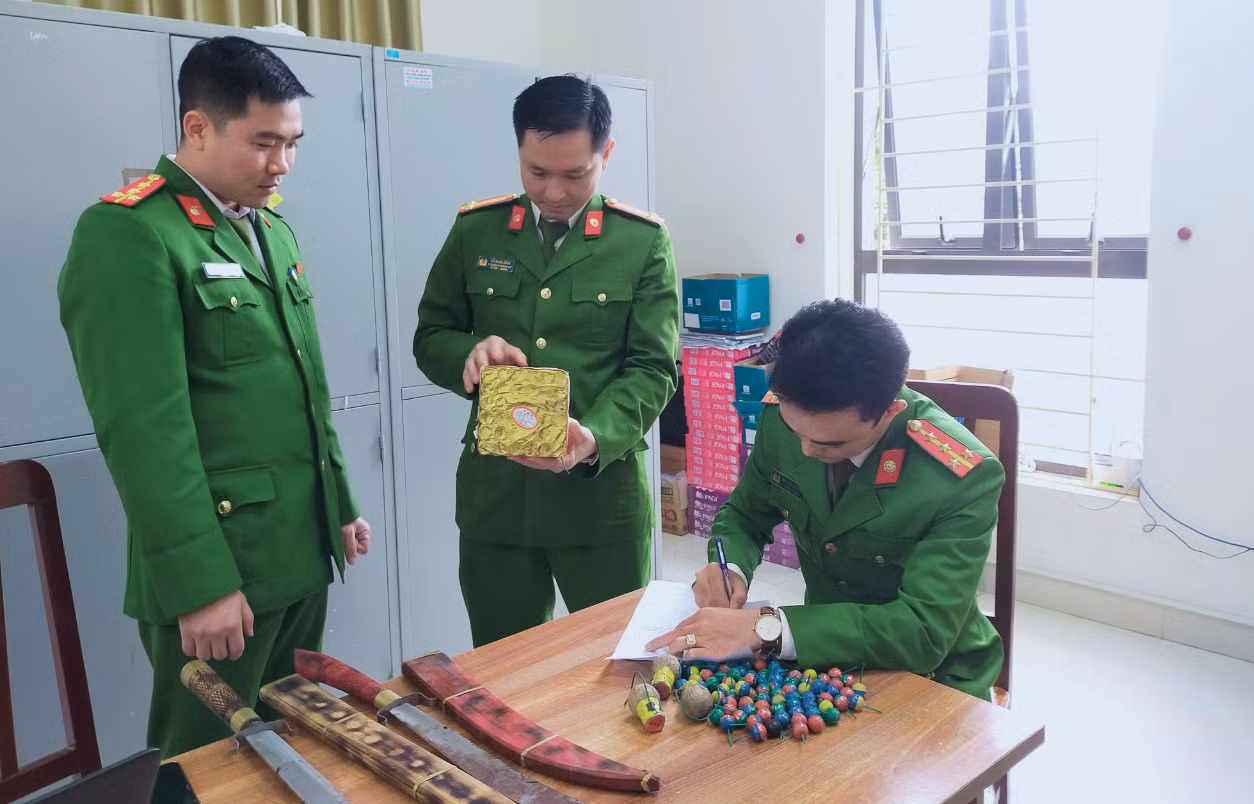 1_ nguoi dan giao nop phao.jpg -0