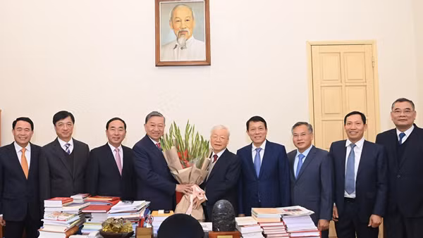 Ban Thường vụ Đảng ủy Công an Trung ương, lãnh đạo Bộ Công an thăm, chúc Tết Tổng Bí thư Nguyễn Phú Trọng