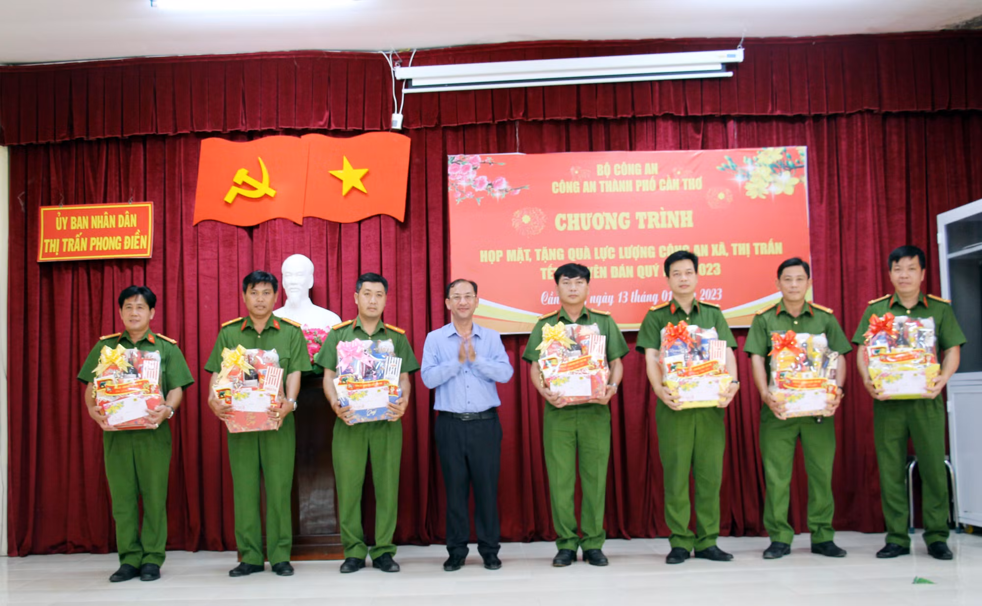 Giám đốc Công an TP Cần Thơ chúc Tết, tặng quà Công an 41 xã, thị trấn -1
