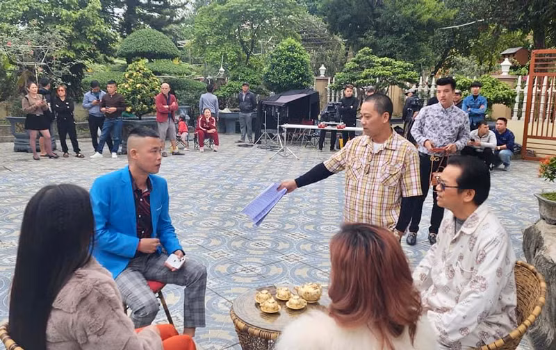 các nghệ sĩ trên phim trường làng ế vợ.jpg -0