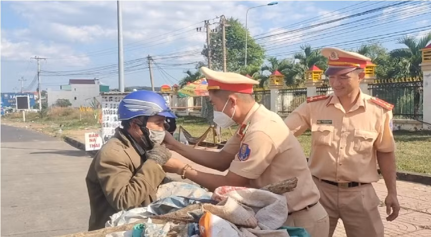 CSGT Đắk Nông hỗ trợ người dân về quê ăn Tết -1