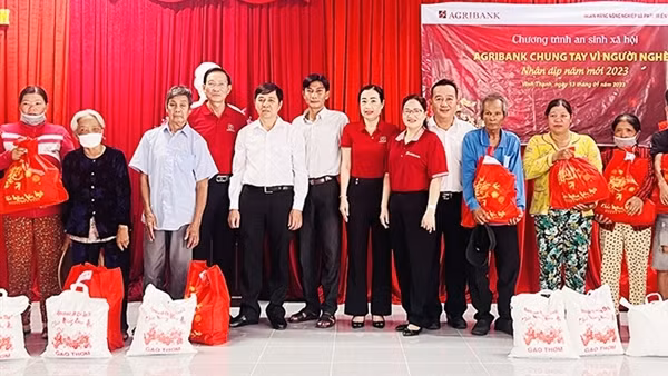 Agribank Chi nhánh Cần Thơ II vui Tết cùng bà con có hoàn cảnh khó khăn