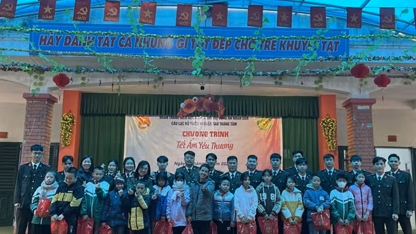 Học viện Chính trị CAND tặng quà Tết cho học sinh khuyết tật tại Sóc Sơn