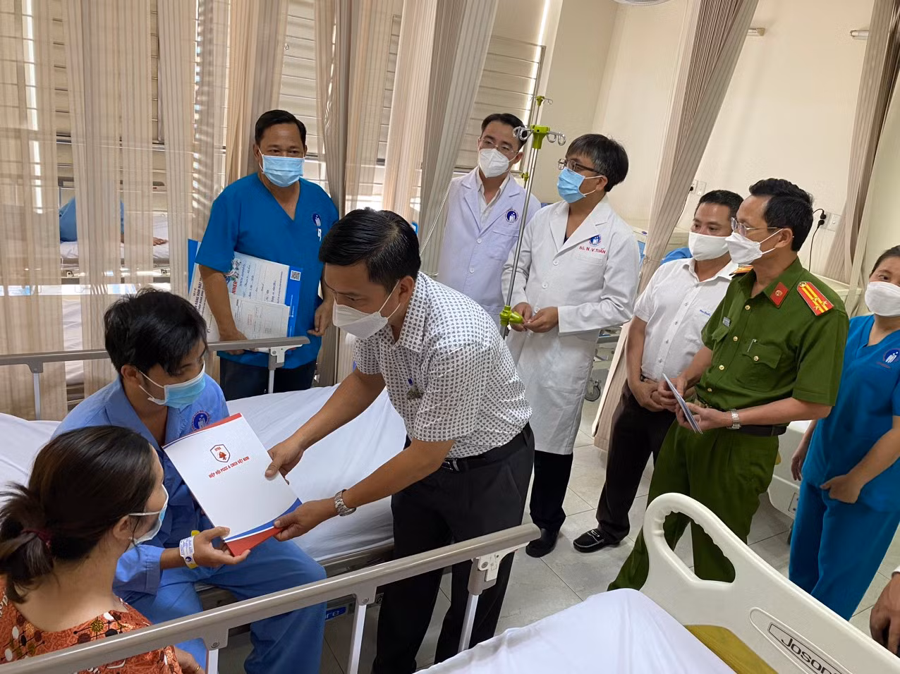 Thăm, tặng quà, sổ tiết kiệm cho 6 cán bộ chiến sĩ PCCC Bình Phước hy sinh, bị thương khi làm nhiệm vụ -0