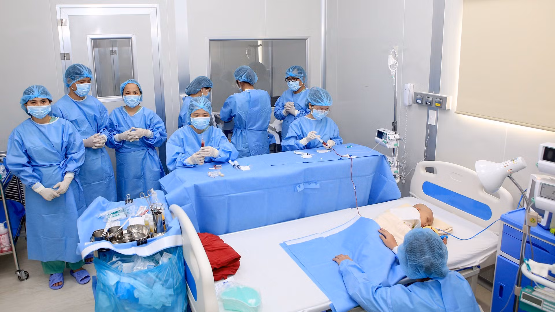 Ghép tế bào gốc cứu sống bé gái 6 tuổi bị u nguyên bào thần kinh -0