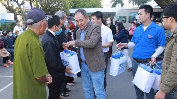 "Chuyến xe yêu thương" chở hàng trăm bệnh nhân nghèo về quê đón Tết