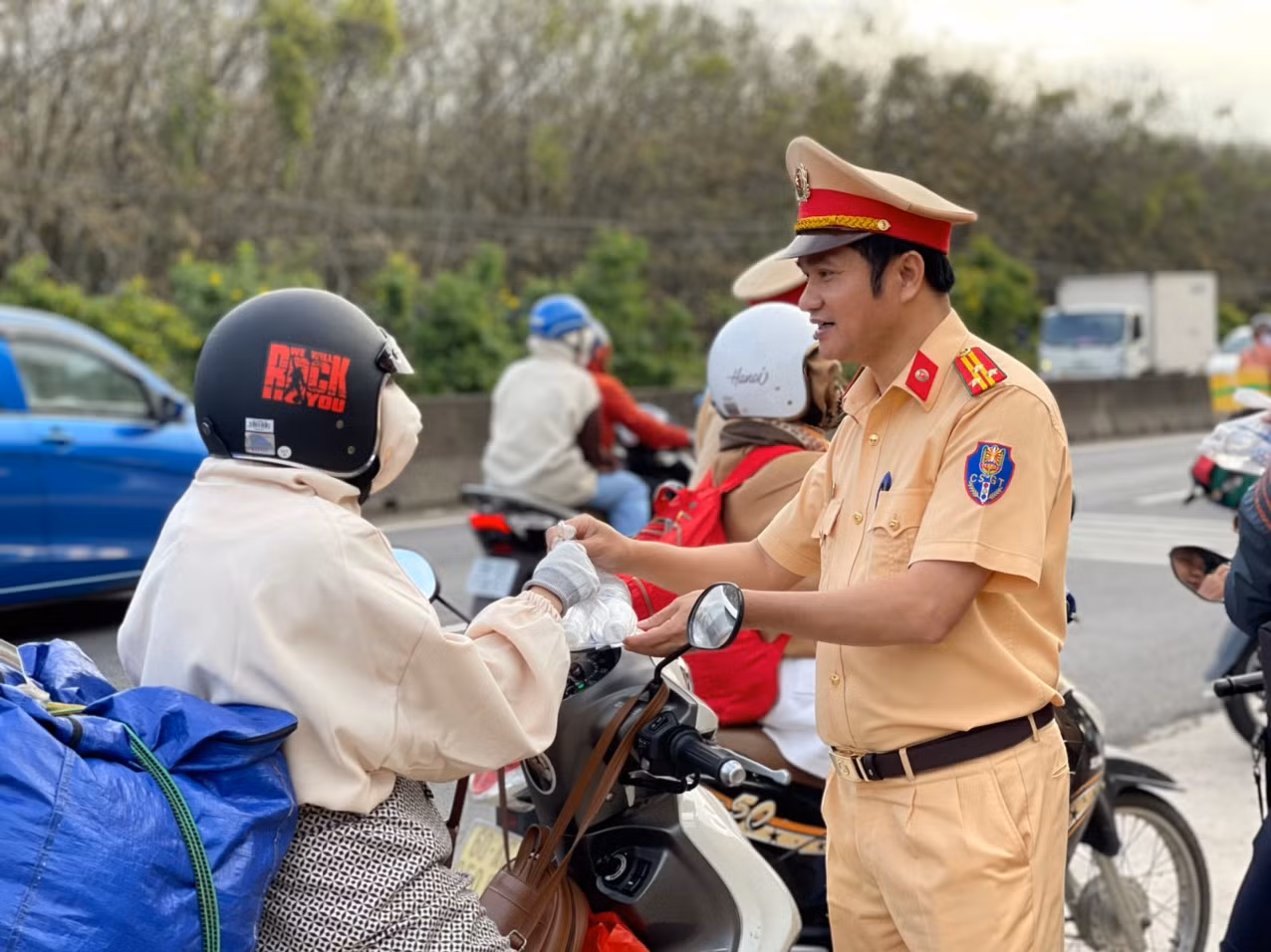 Công an Đồng Nai “tiếp sức” người dân về quê đón Tết -0