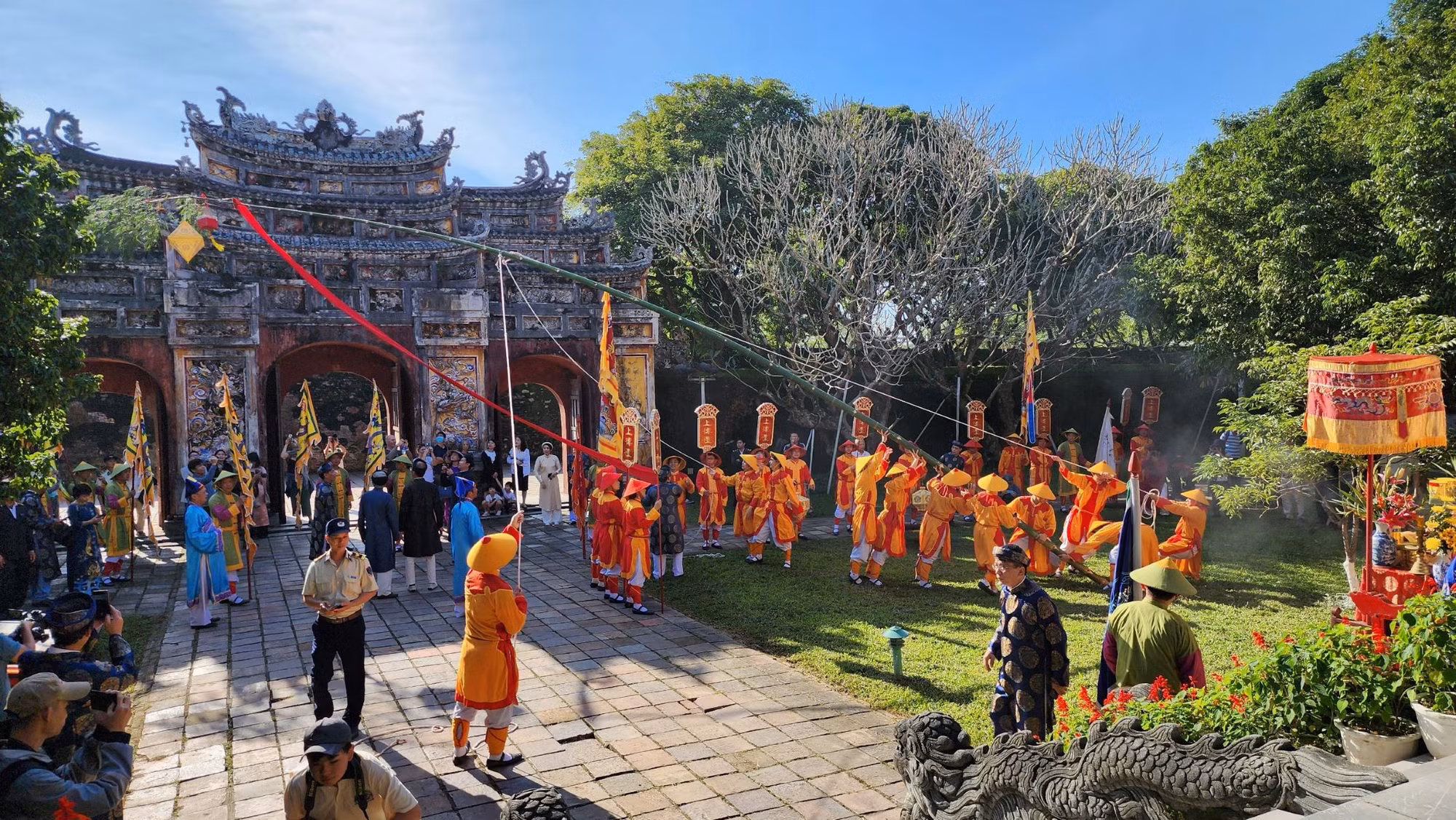 Độc đáo nghi lễ dựng nêu tại di tích trong Kinh thành Huế -0