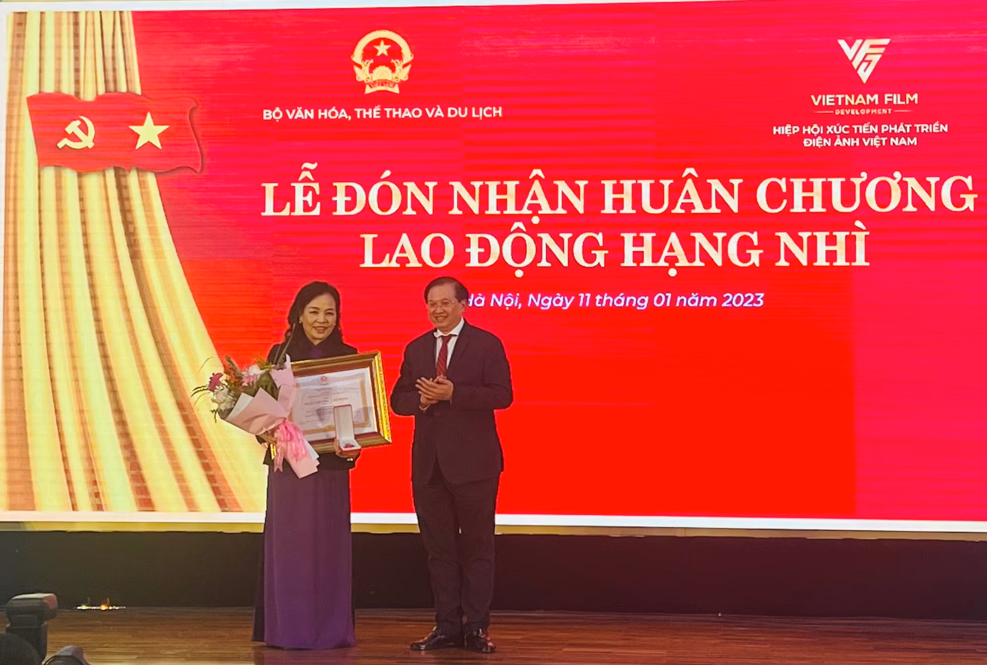 Trao tặng TS Ngô Phương Lan Huân chương Lao động hạng Nhì -0