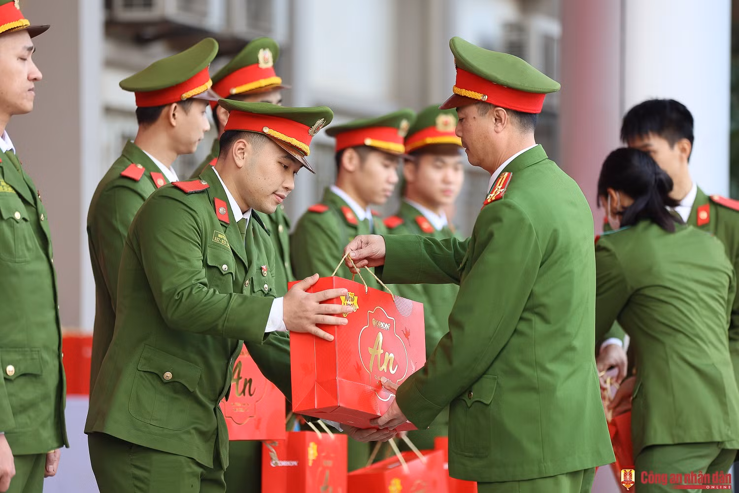 Chuyến xe đưa 300 học viên Học viện Cảnh sát nhân dân về quê đón Tết -0