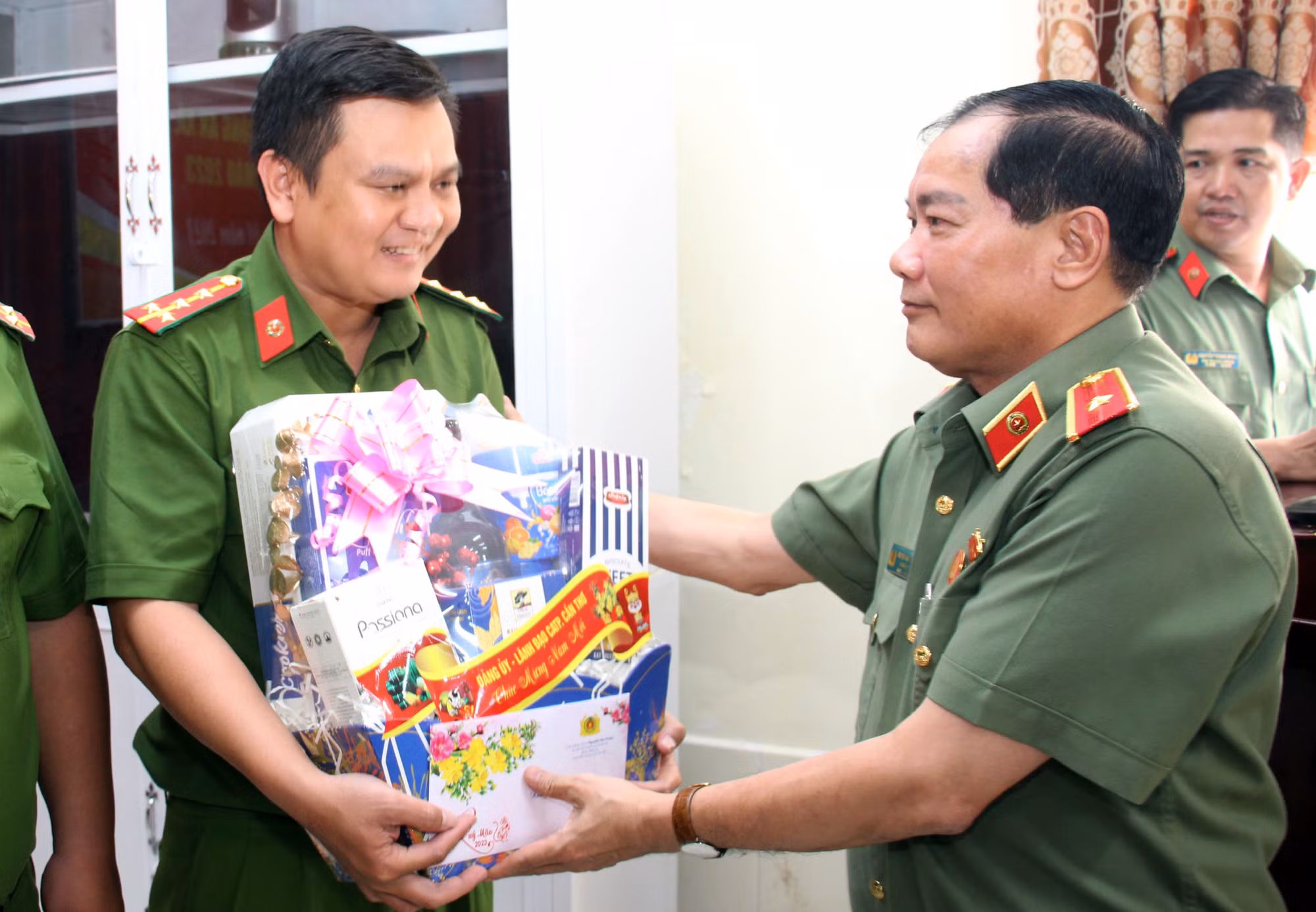 Giám đốc Công an TP Cần Thơ chúc Tết, tặng quà Công an 41 xã, thị trấn -0