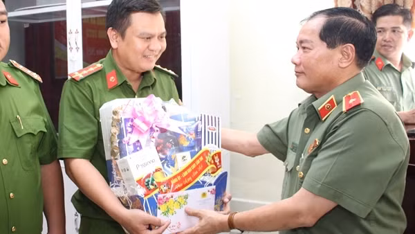 Giám đốc Công an TP Cần Thơ chúc Tết, tặng quà Công an xã, thị trấn