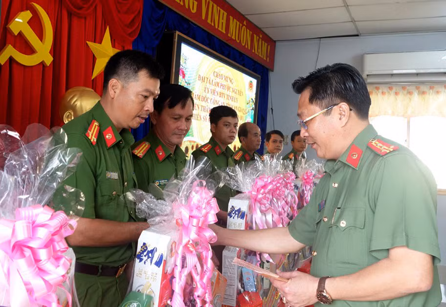 Giám đốc Công an tỉnh An Giang thăm, chúc Tết CBCS Công an vùng biên giới -0