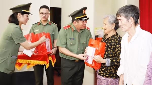 Công an tỉnh Quảng Ninh tổ chức chương trình “Xuân yêu thương – Tết chia sẻ”