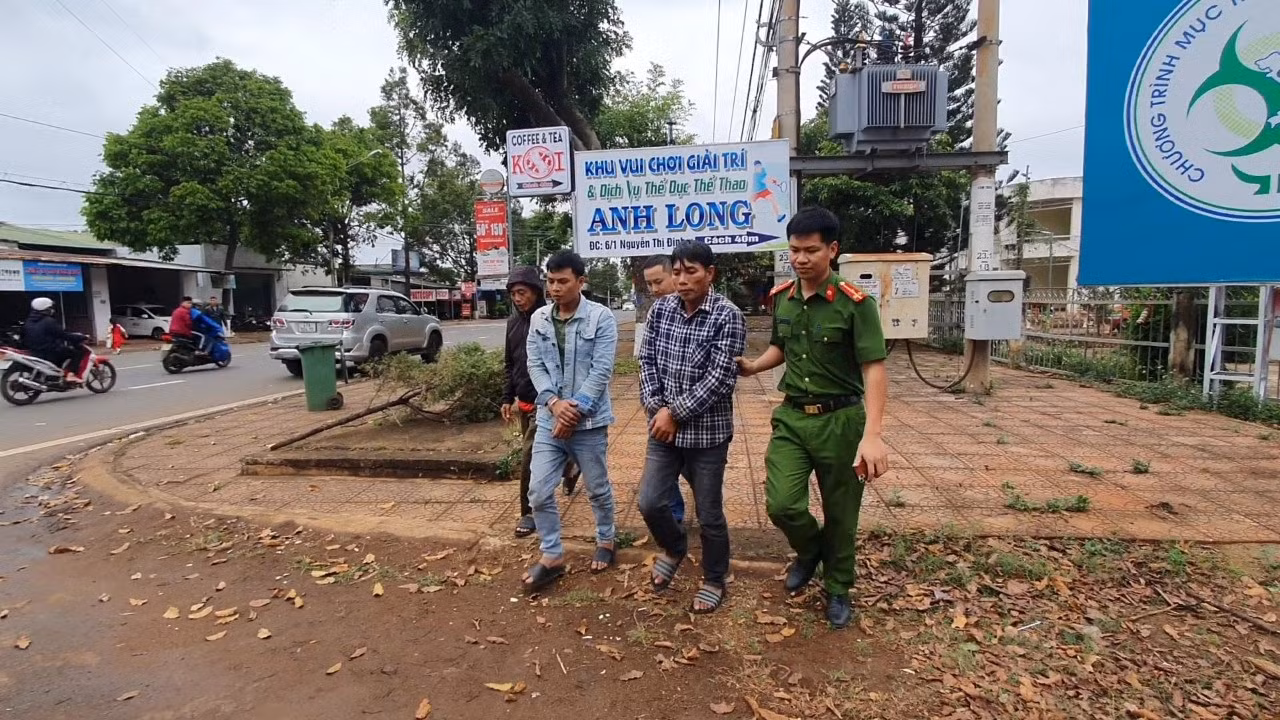 Khởi tố 2 siêu trộm dây cáp mang nhiều tiền án -0