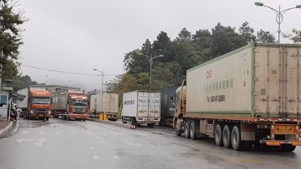 Thông quan cửa khẩu quốc tế Hữu Nghị