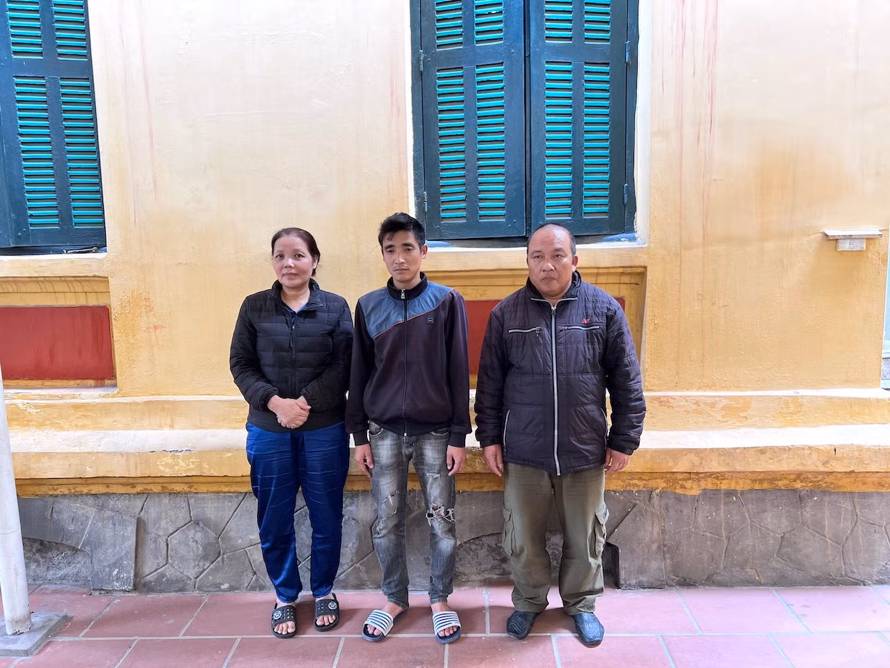 Bắt 3 đối tượng có hành vi mua bán tem vé giả cước phí đường bộ -0