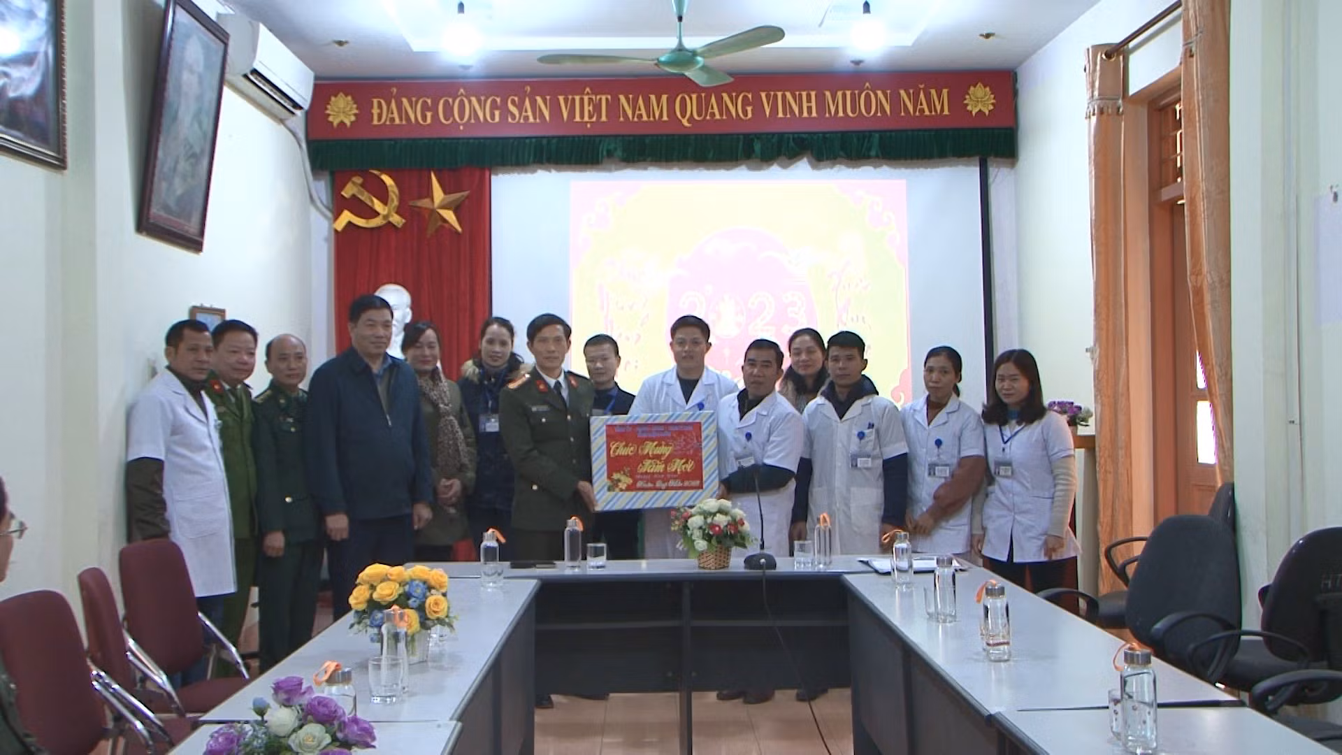 đại tá ngô thanh bình, uvbtvtu, giám đốc công an tỉnh thăm, chúc tết tại trung tâm y tế huyện mường nhé.jpg -0