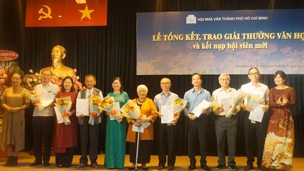 Đạo diễn Xuân Phượng trở thành nhà văn ở tuổi 94