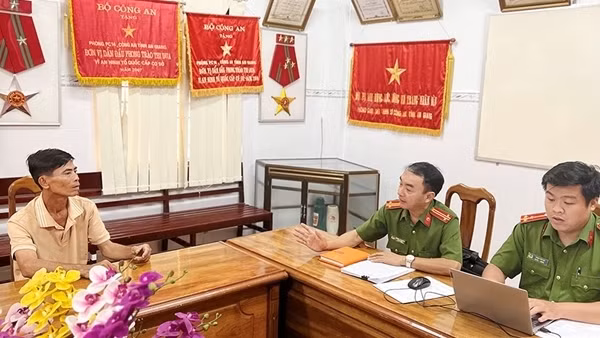 Bênh vực mẹ, con trai bị cha đâm tử vong