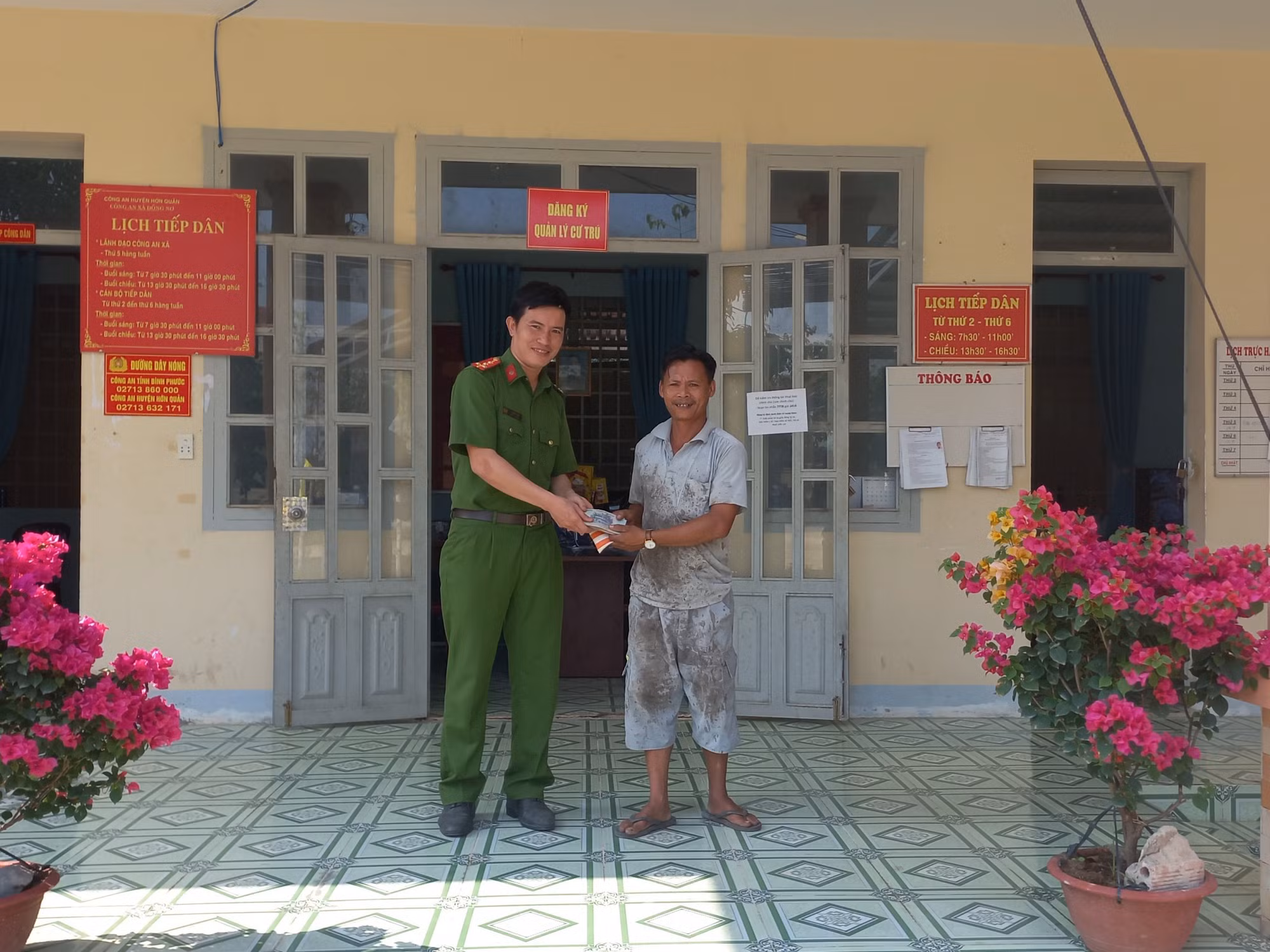 Không tham của rơi, nhặt được tiền trả người bị mất -0