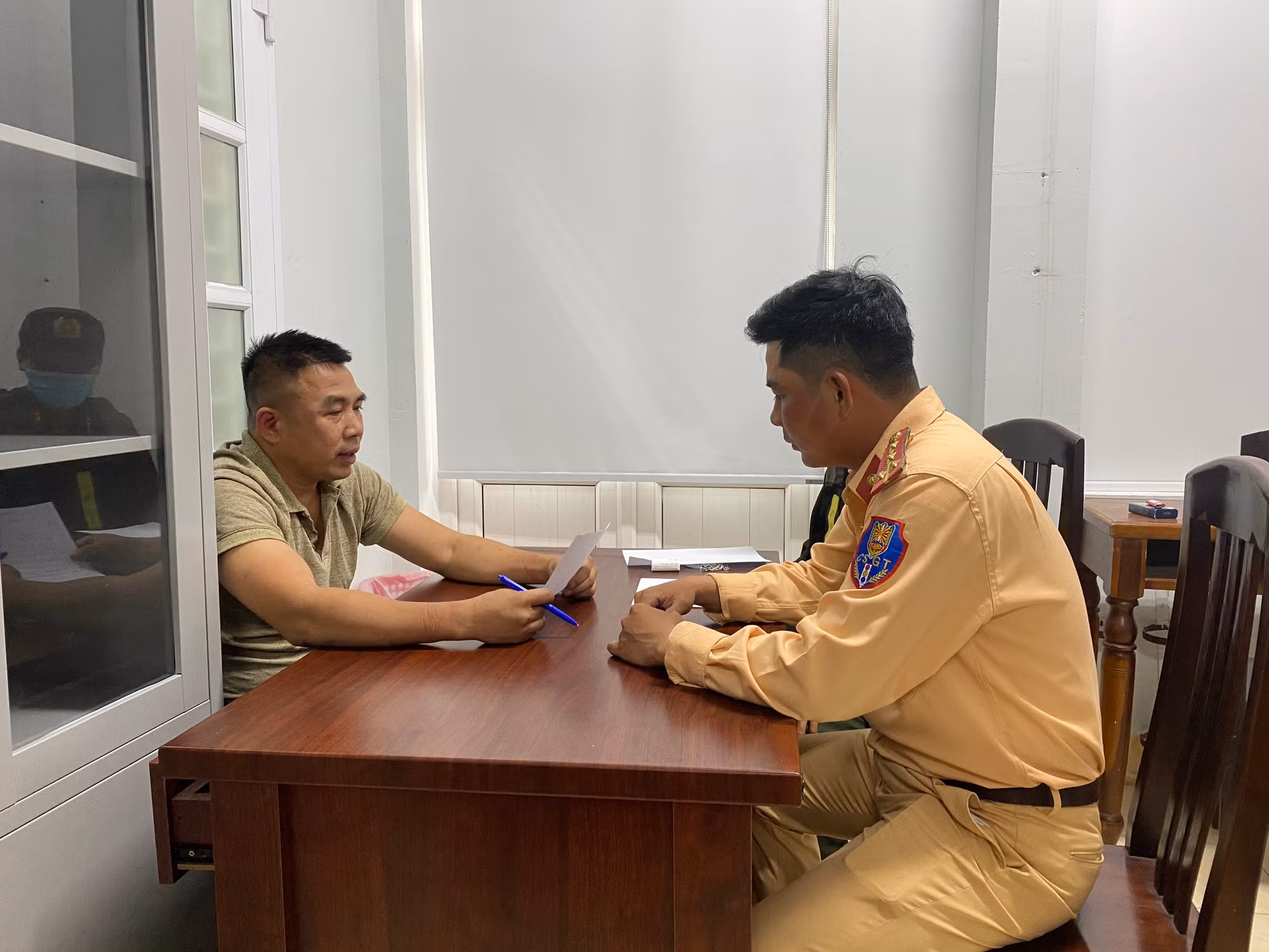 Chở quá số người quy định, tài xế xe khách tông thẳng vào lực lượng CSGT, bỏ chạy -0