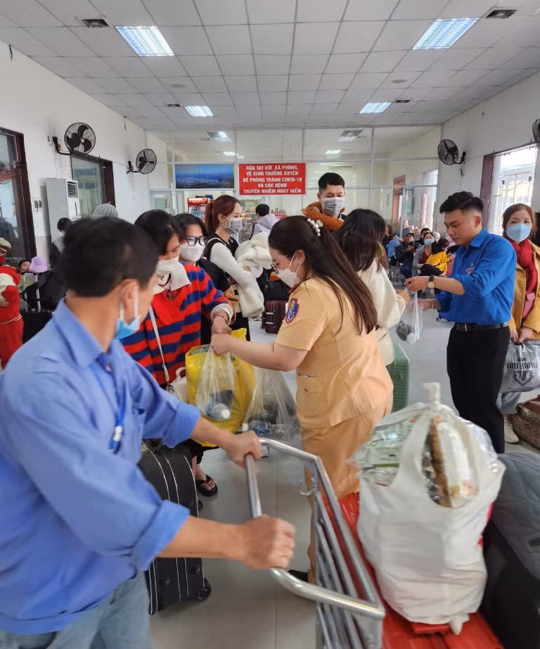 Xúc động hình ảnh các chiến sĩ CSGT Đà Nẵng giúp đoàn người trên đèo Hải Vân về quê ăn Tết -0
