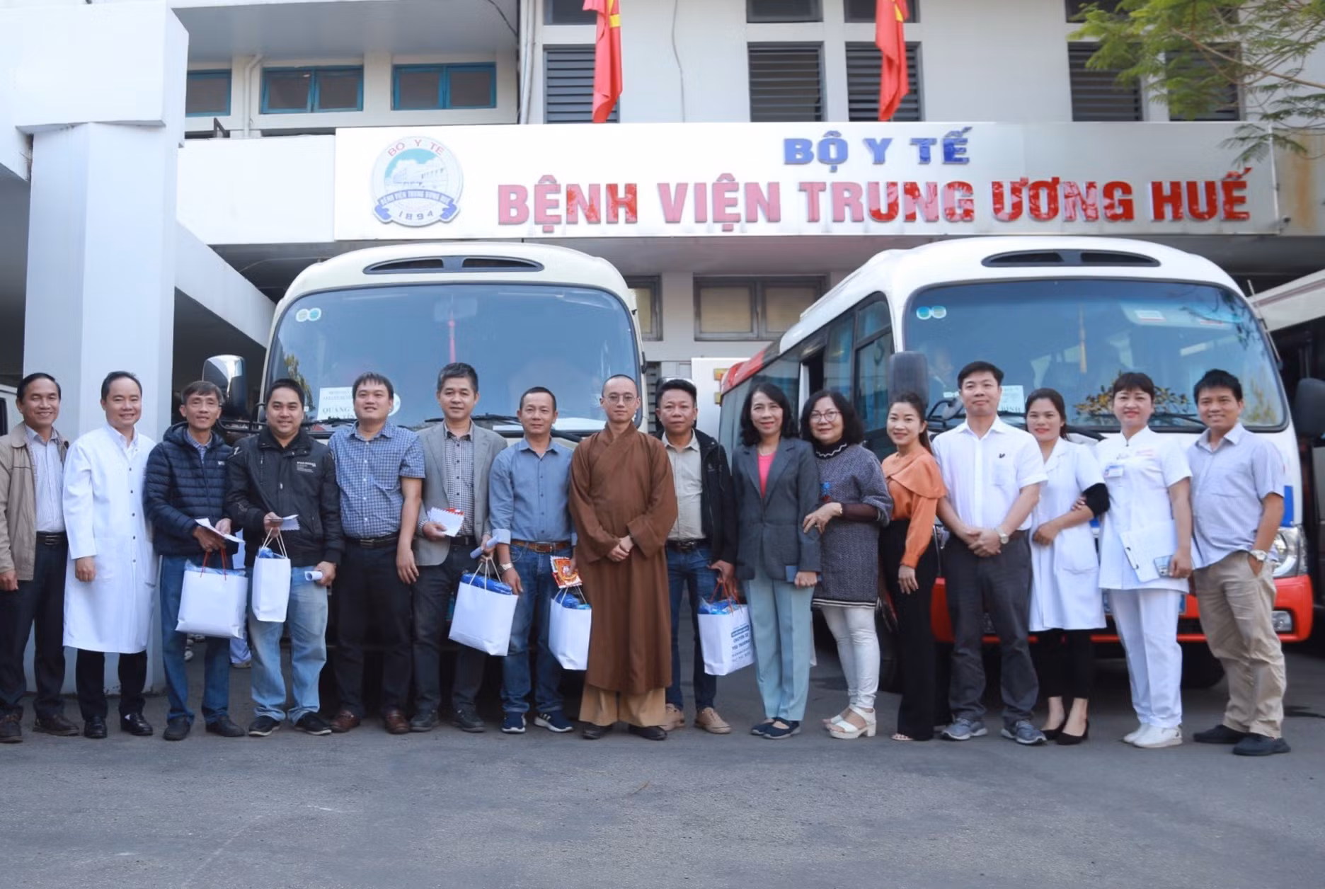 Chuyến xe yêu thương chở hàng trăm bệnh nhân nghèo về quê đón Tết -0