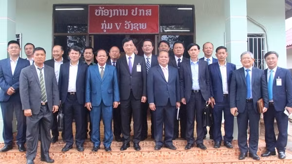 Thứ trưởng Nguyễn Duy Ngọc thăm, tặng quà Công an cụm bản Vangxai