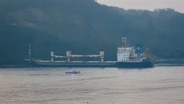 Tàu hàng rời cảng Ukraine mắc cạn, chắn ngang lối vào Biển Đen