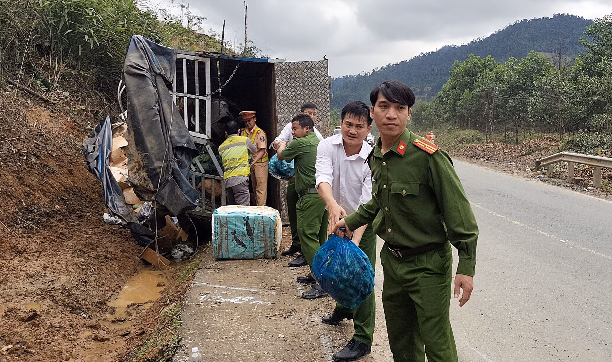 Ôtô tải tông vào ta luy dương, 3 người tử vong -0
