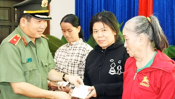 Thiếu tướng Đinh Văn Nơi trao 1.200 phần quà Tết tặng người dân An Giang