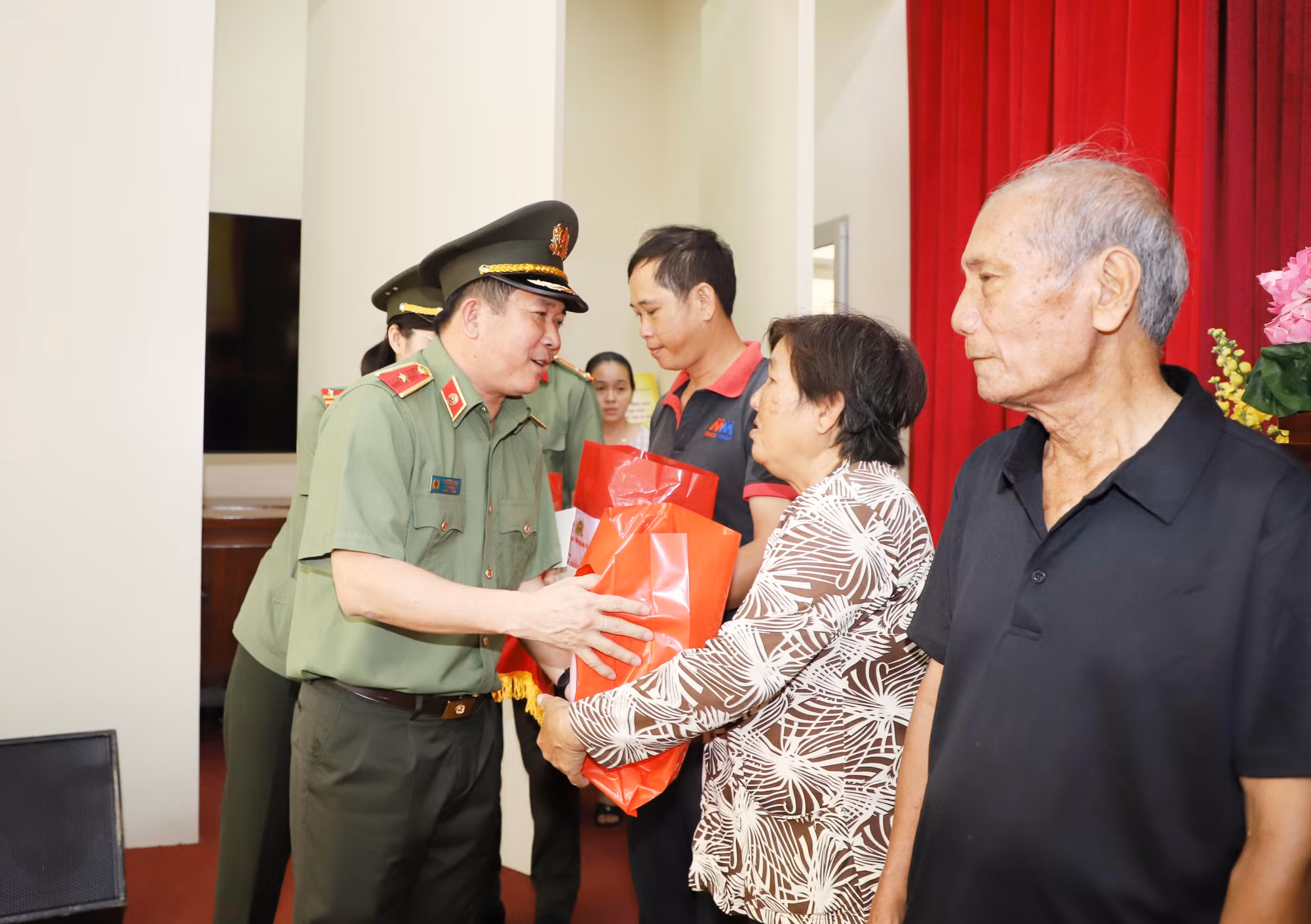 Công an tỉnh Quảng Ninh tố chức chương trình “Xuân yêu thương – Tết chia sẻ” -2