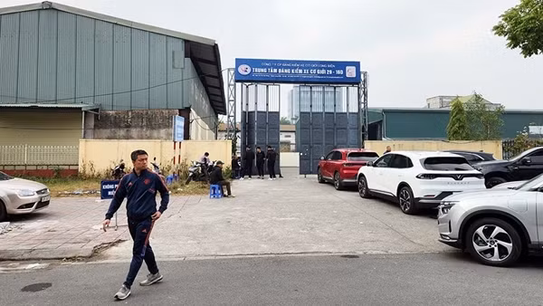 Cận Tết&nbsp;vẫn xếp hàng dài chờ... đăng kiểm
