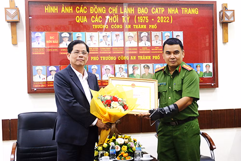 Khen thưởng Thiếu tá Công an dù bị thương vẫn dũng cảm bắt giữ tội phạm -0