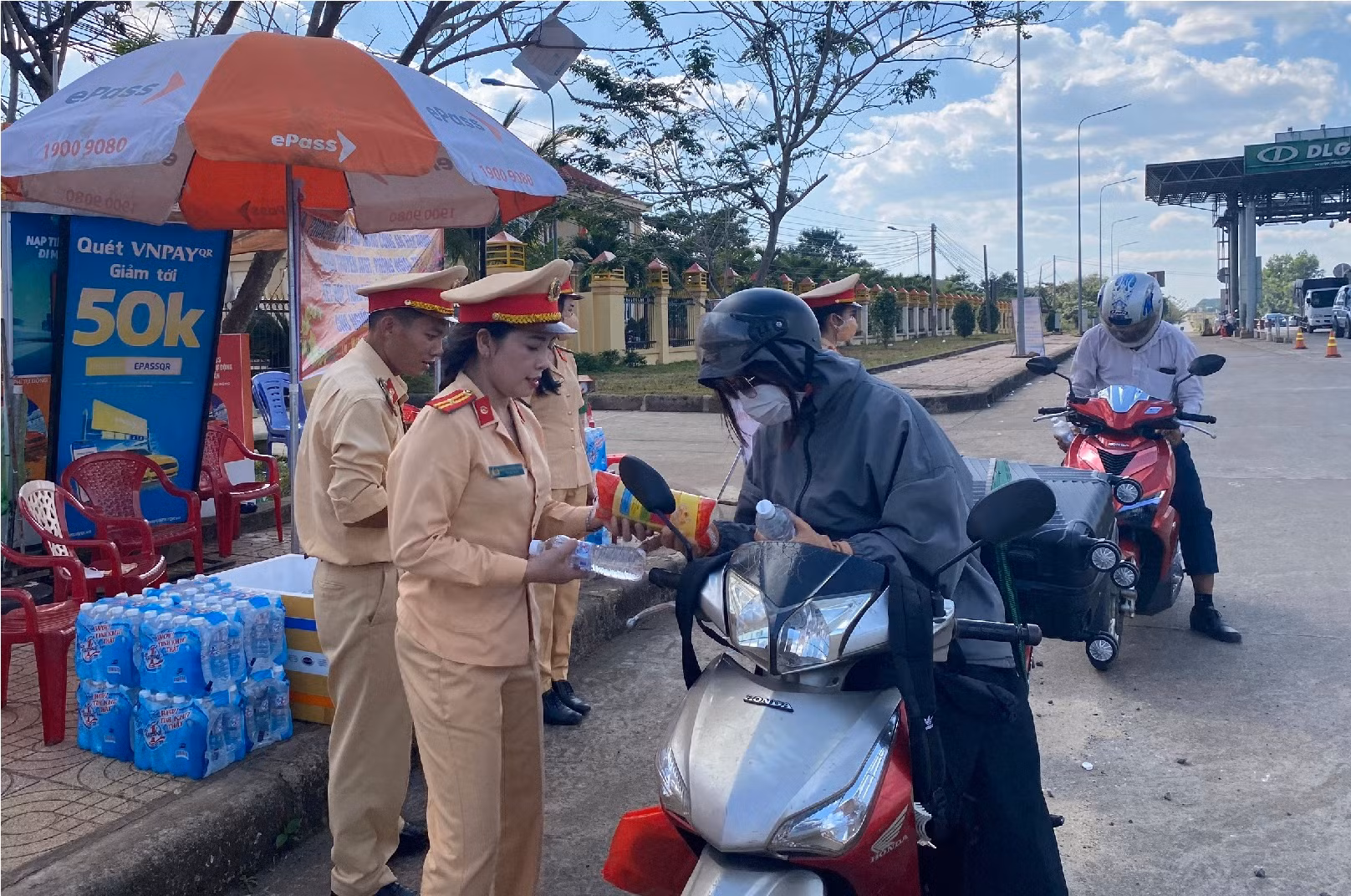 CSGT Đắk Nông hỗ trợ người dân về quê ăn Tết -0