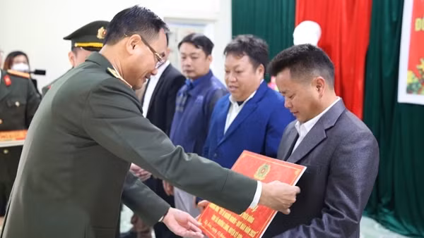 Công an tỉnh Nghệ An tặng quà Tết cho đồng bào nghèo