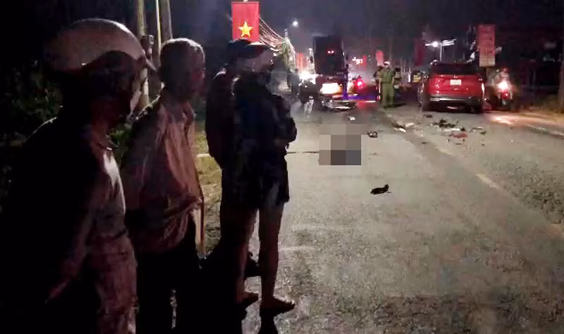 Đi lấn làn, xe máy tông 