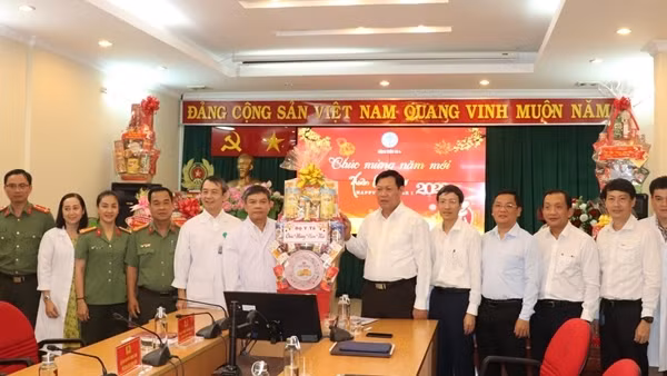 Thứ trưởng Bộ Y tế tặng quà và chúc Tết Bệnh viện 30/4