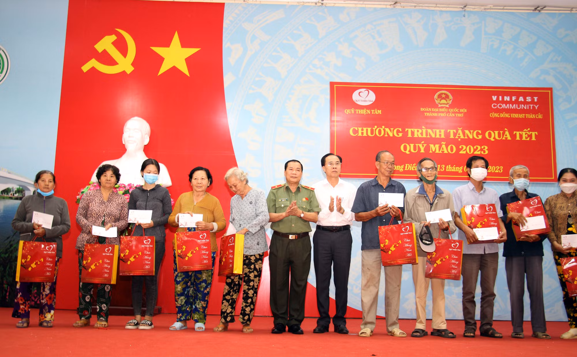 Giám đốc Công an TP Cần Thơ chúc Tết, tặng quà Công an 41 xã, thị trấn -0