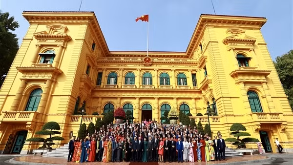 Chủ tịch nước và kiều bào dâng hương, thả cá chép tại Hoàng thành Thăng Long