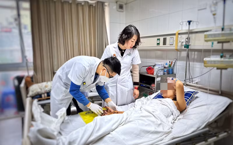 Lại thêm một thiếu niên 16 tuổi dập nát tay phải vì tự chế pháo nổ -0