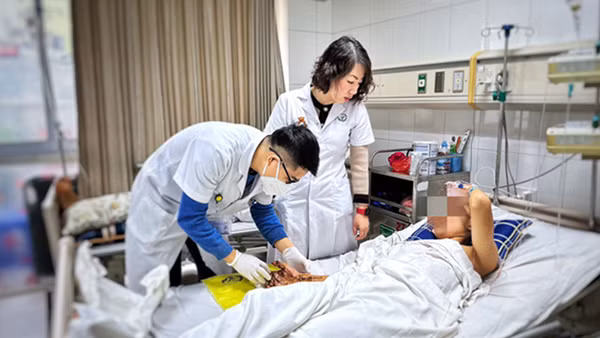 Lại thêm một thiếu niên 16 tuổi dập nát tay vì chế pháo nổ