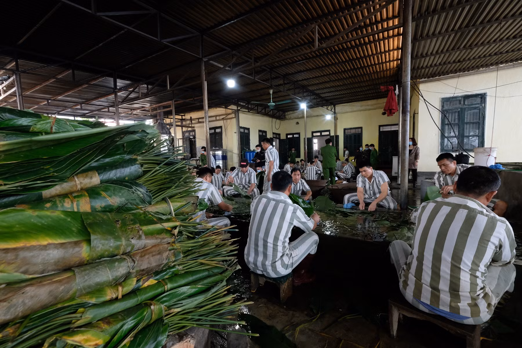 Tết sớm của những con người từng sa ngã - 1